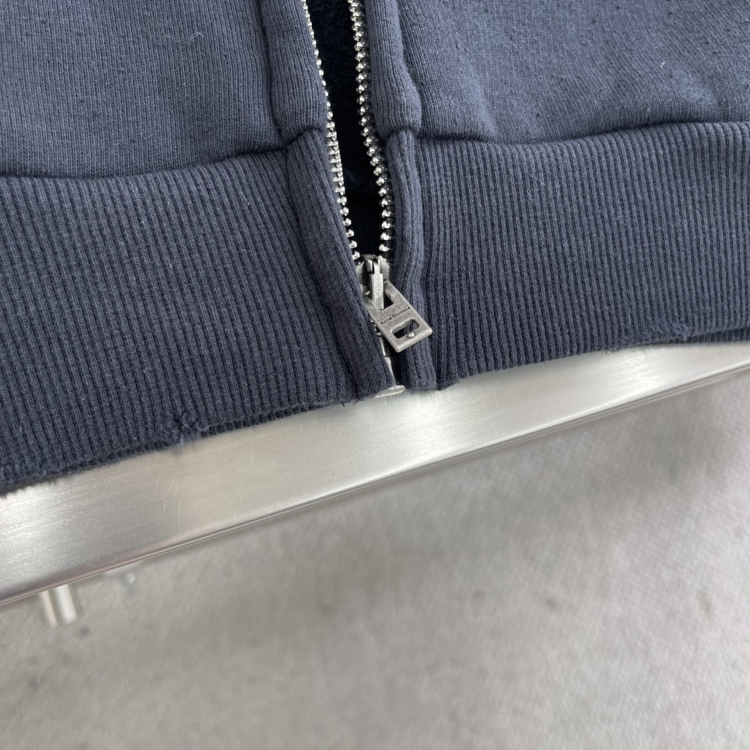 

-ACNE Studio   25SS印花做旧拉链卫衣
定织定染400克精梳棉：专机织造高克重毛圈结