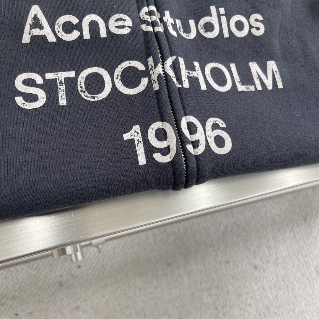 

-ACNE Studio   25SS印花做旧拉链卫衣
定织定染400克精梳棉：专机织造高克重毛圈结