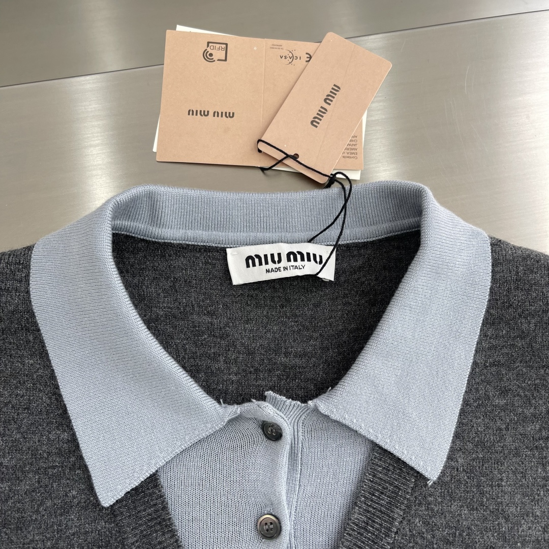 

-MIUMIU   25fw羊毛混纺假两件毛衣
采用20%羊毛/45% 腈纶 / 35% 锦纶，增强