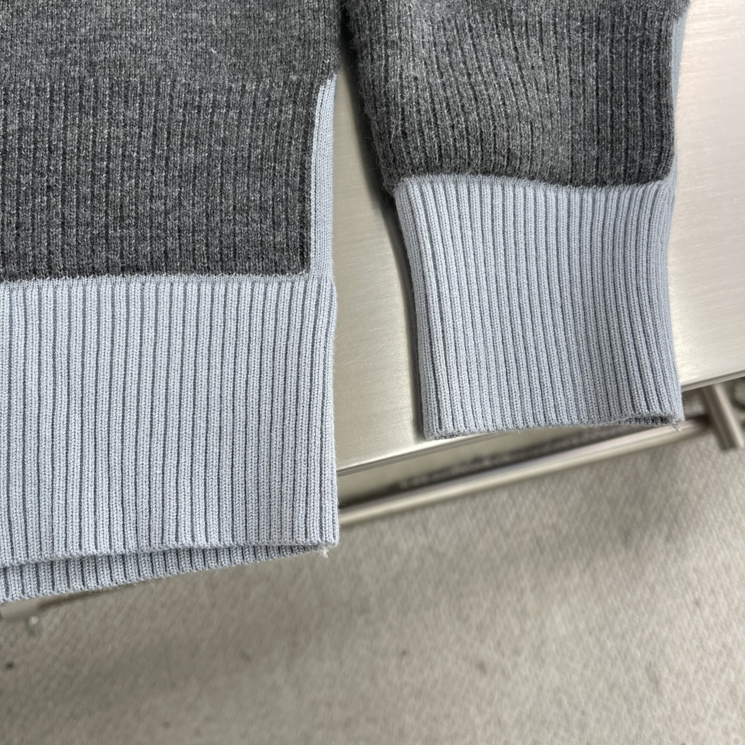 

-MIUMIU   25fw羊毛混纺假两件毛衣
采用20%羊毛/45% 腈纶 / 35% 锦纶，增强