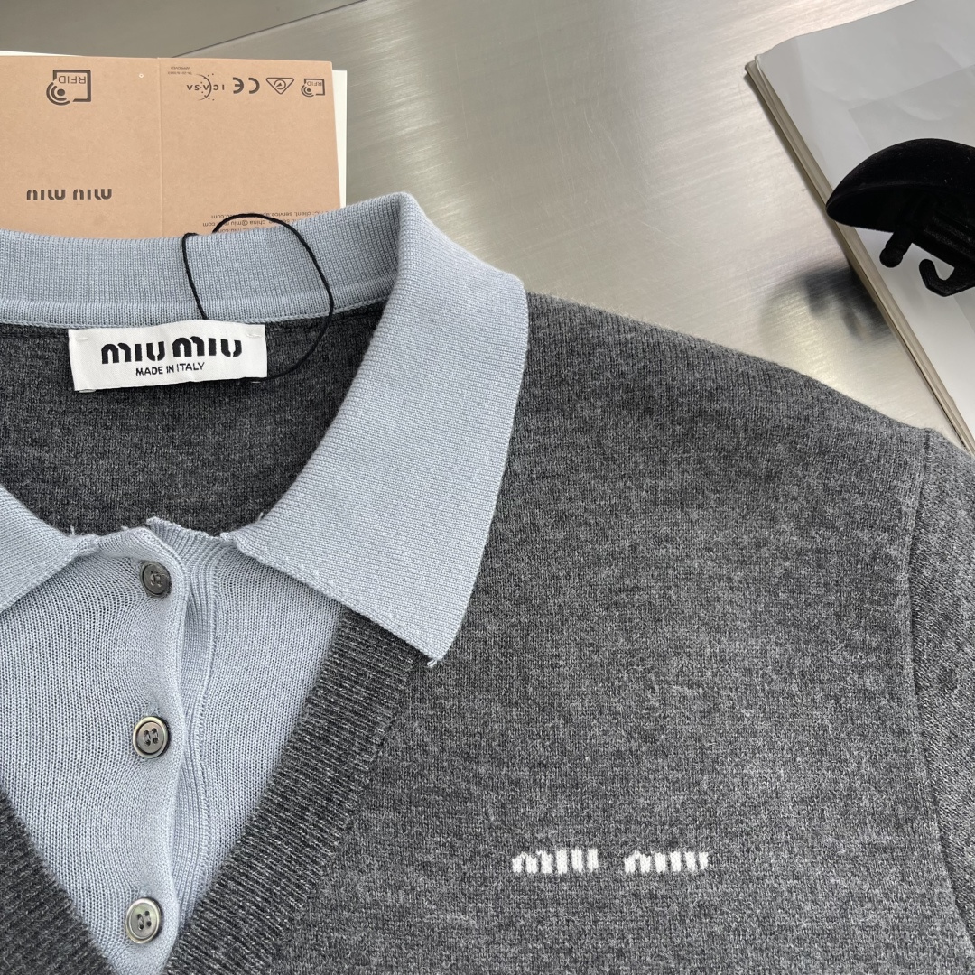 

-MIUMIU   25fw羊毛混纺假两件毛衣
采用20%羊毛/45% 腈纶 / 35% 锦纶，增强