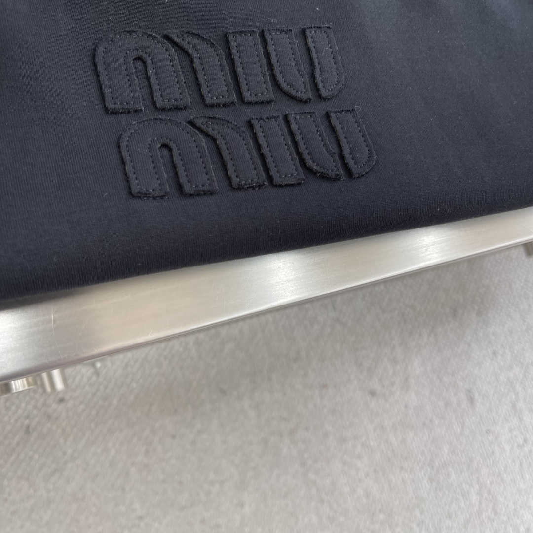 

-MiuMiu   刺绣烧花徽标长袖
采用320克潮牌双面，扩围搭配2*2双纱螺纹
烧花采用激光切割