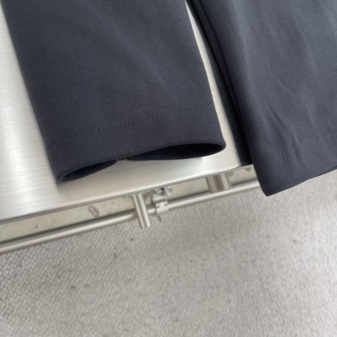 

-MiuMiu   刺绣烧花徽标长袖
采用320克潮牌双面，扩围搭配2*2双纱螺纹
烧花采用激光切割