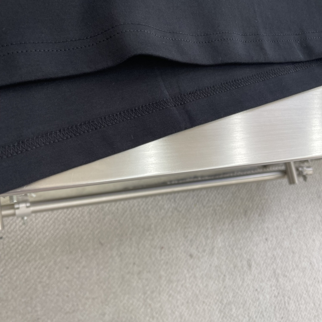 

-MiuMiu   刺绣烧花徽标长袖
采用320克潮牌双面，扩围搭配2*2双纱螺纹
烧花采用激光切割