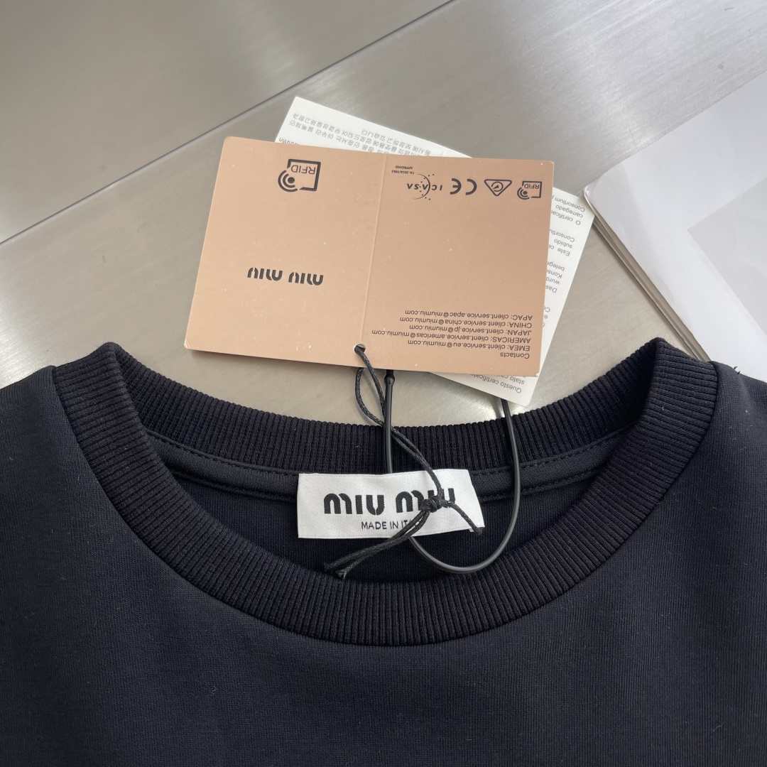 

-MiuMiu   刺绣烧花徽标长袖
采用320克潮牌双面，扩围搭配2*2双纱螺纹
烧花采用激光切割