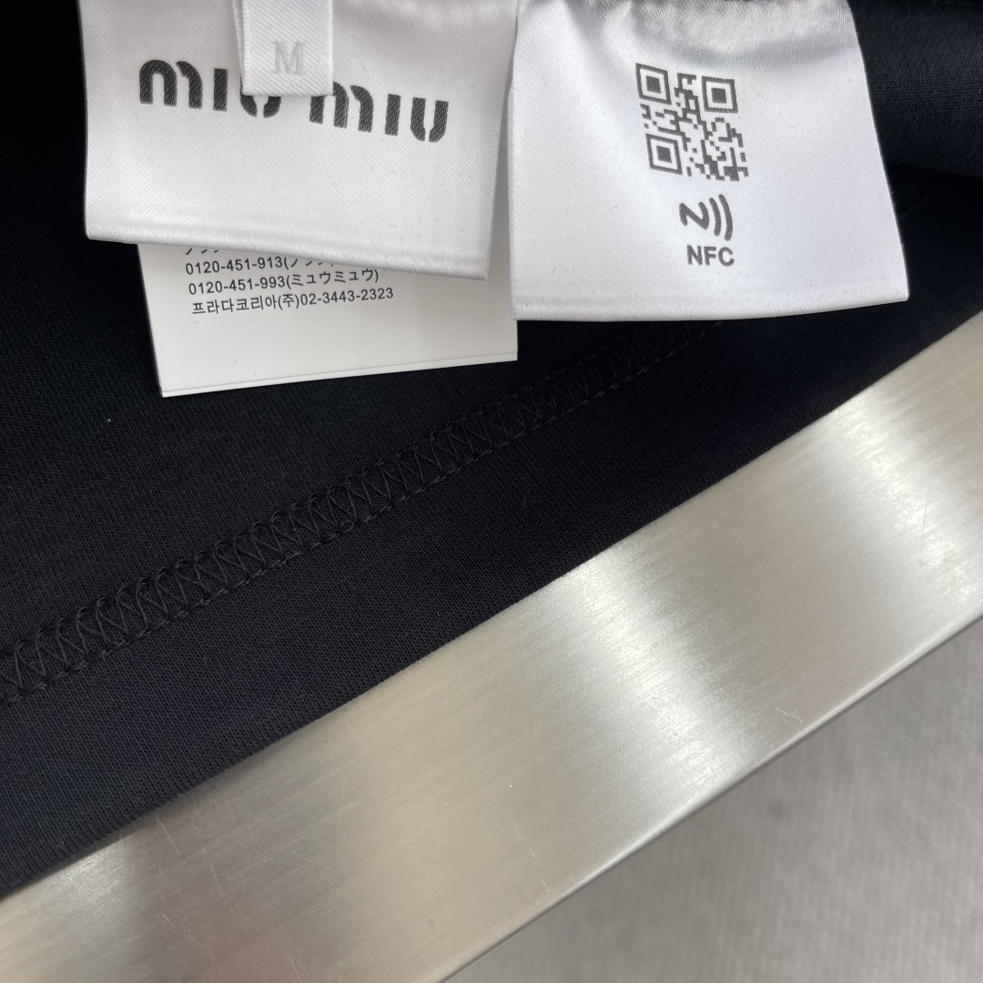 

-MiuMiu   刺绣烧花徽标长袖
采用320克潮牌双面，扩围搭配2*2双纱螺纹
烧花采用激光切割