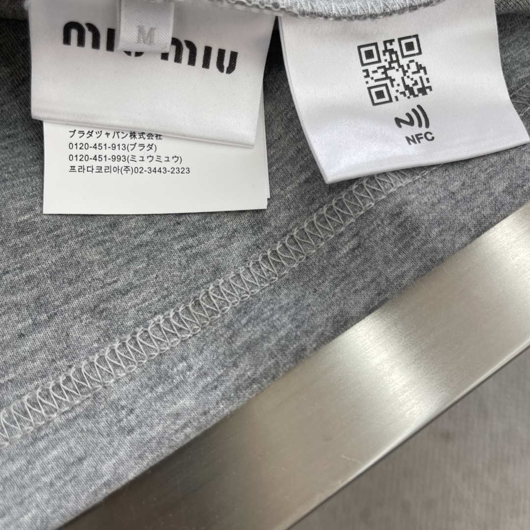 

-MiuMiu   刺绣烧花徽标长袖
采用320克潮牌双面，扩围搭配2*2双纱螺纹
烧花采用激光切割