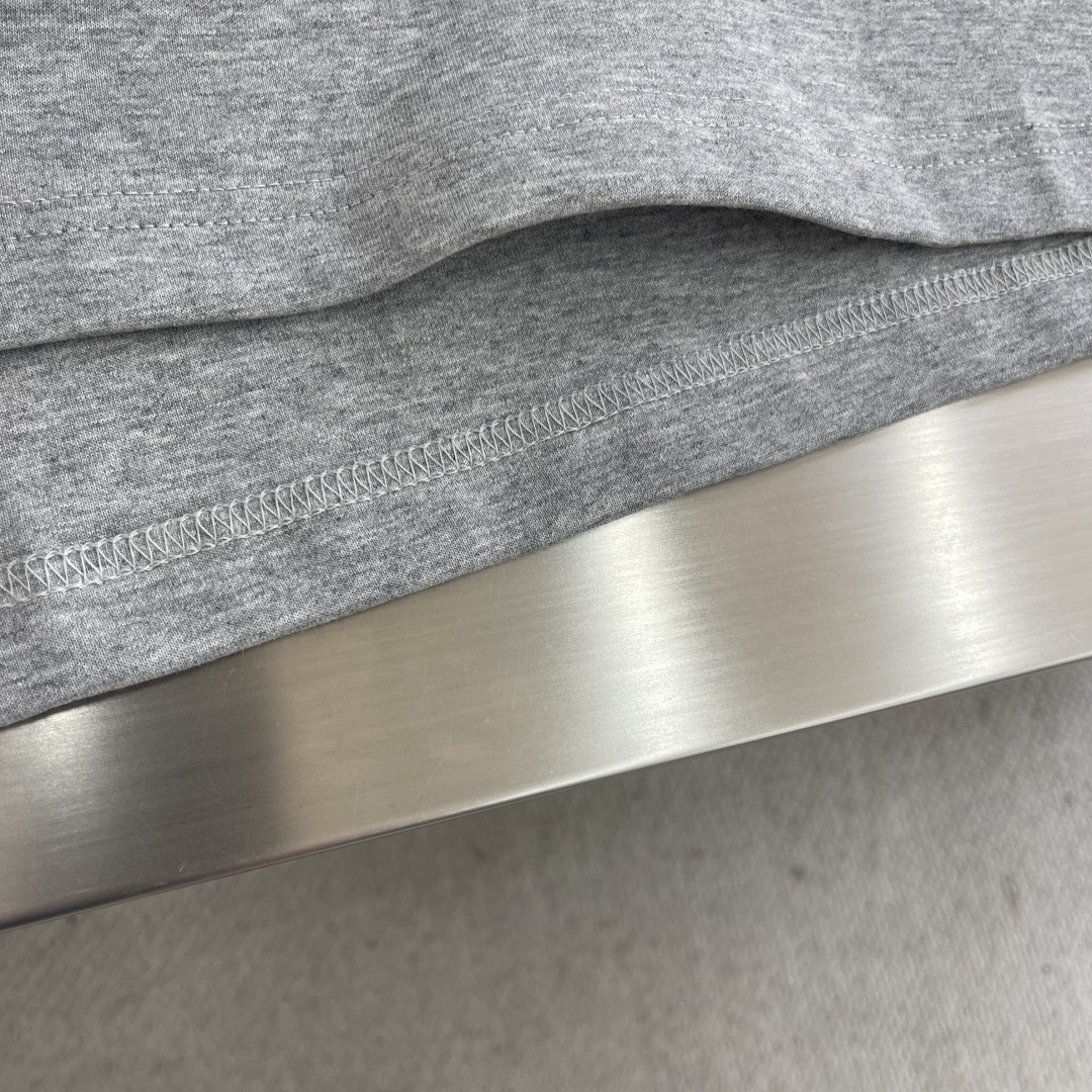 

-MiuMiu   刺绣烧花徽标长袖
采用320克潮牌双面，扩围搭配2*2双纱螺纹
烧花采用激光切割