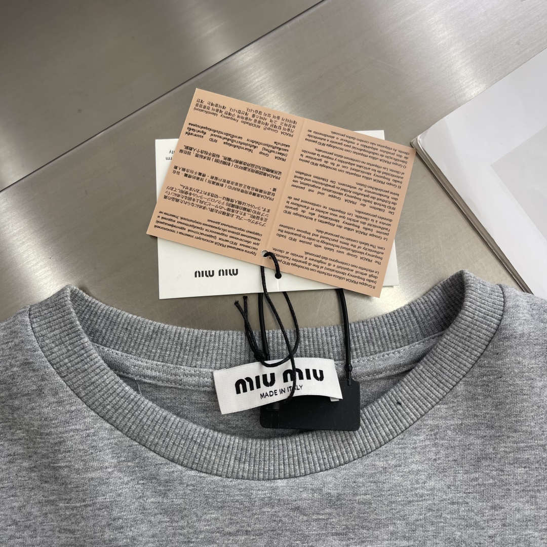 

-MiuMiu   刺绣烧花徽标长袖
采用320克潮牌双面，扩围搭配2*2双纱螺纹
烧花采用激光切割