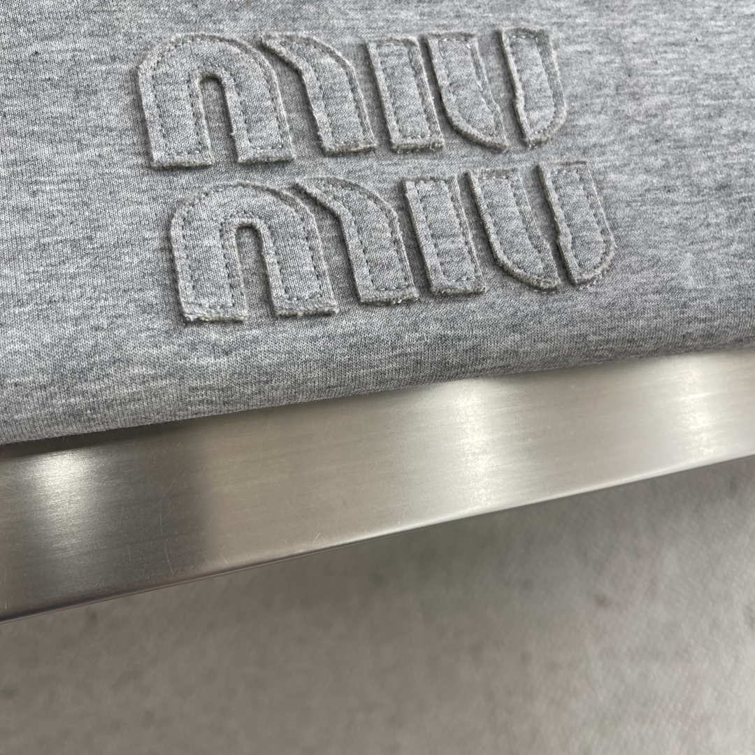 

-MiuMiu   刺绣烧花徽标长袖
采用320克潮牌双面，扩围搭配2*2双纱螺纹
烧花采用激光切割