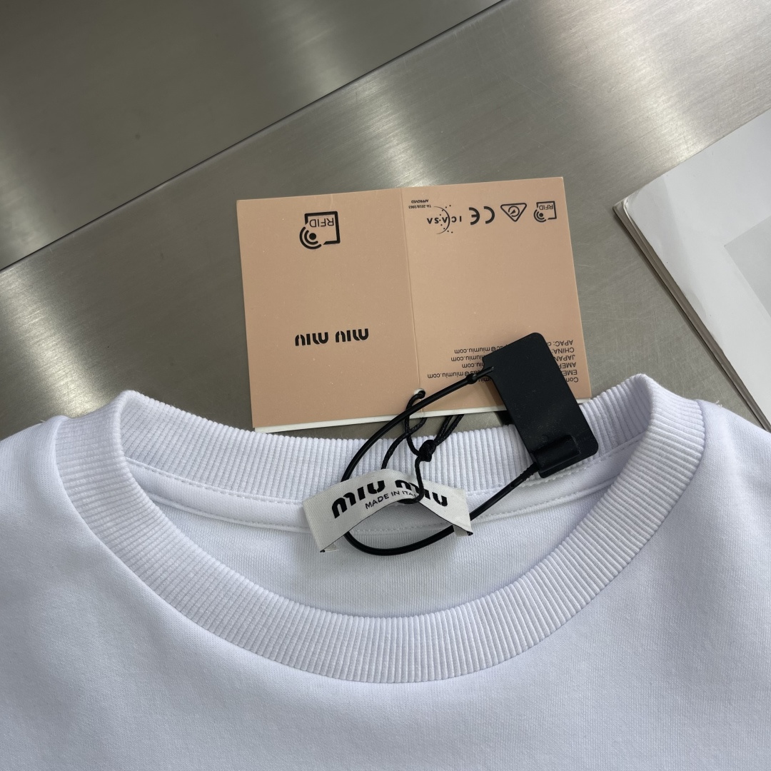 

-MiuMiu   刺绣烧花徽标长袖
采用320克潮牌双面，扩围搭配2*2双纱螺纹
烧花采用激光切割