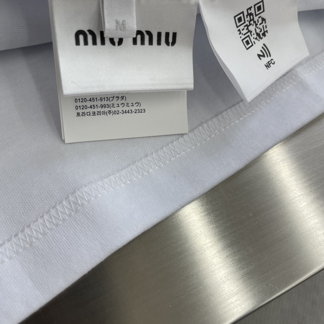 

-MiuMiu   刺绣烧花徽标长袖
采用320克潮牌双面，扩围搭配2*2双纱螺纹
烧花采用激光切割