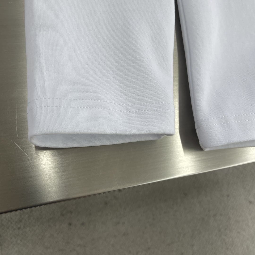 

-MiuMiu   刺绣烧花徽标长袖
采用320克潮牌双面，扩围搭配2*2双纱螺纹
烧花采用激光切割