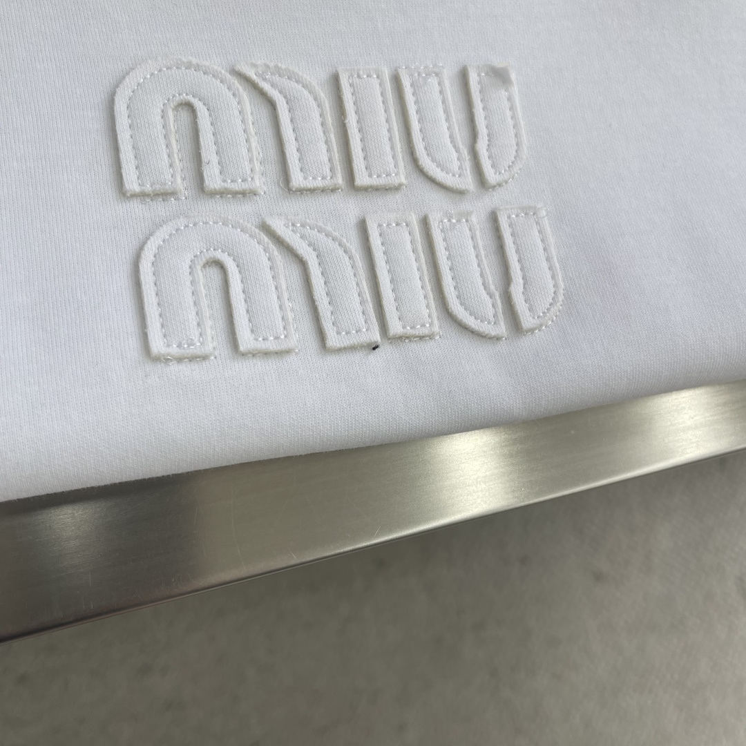 

-MiuMiu   刺绣烧花徽标长袖
采用320克潮牌双面，扩围搭配2*2双纱螺纹
烧花采用激光切割