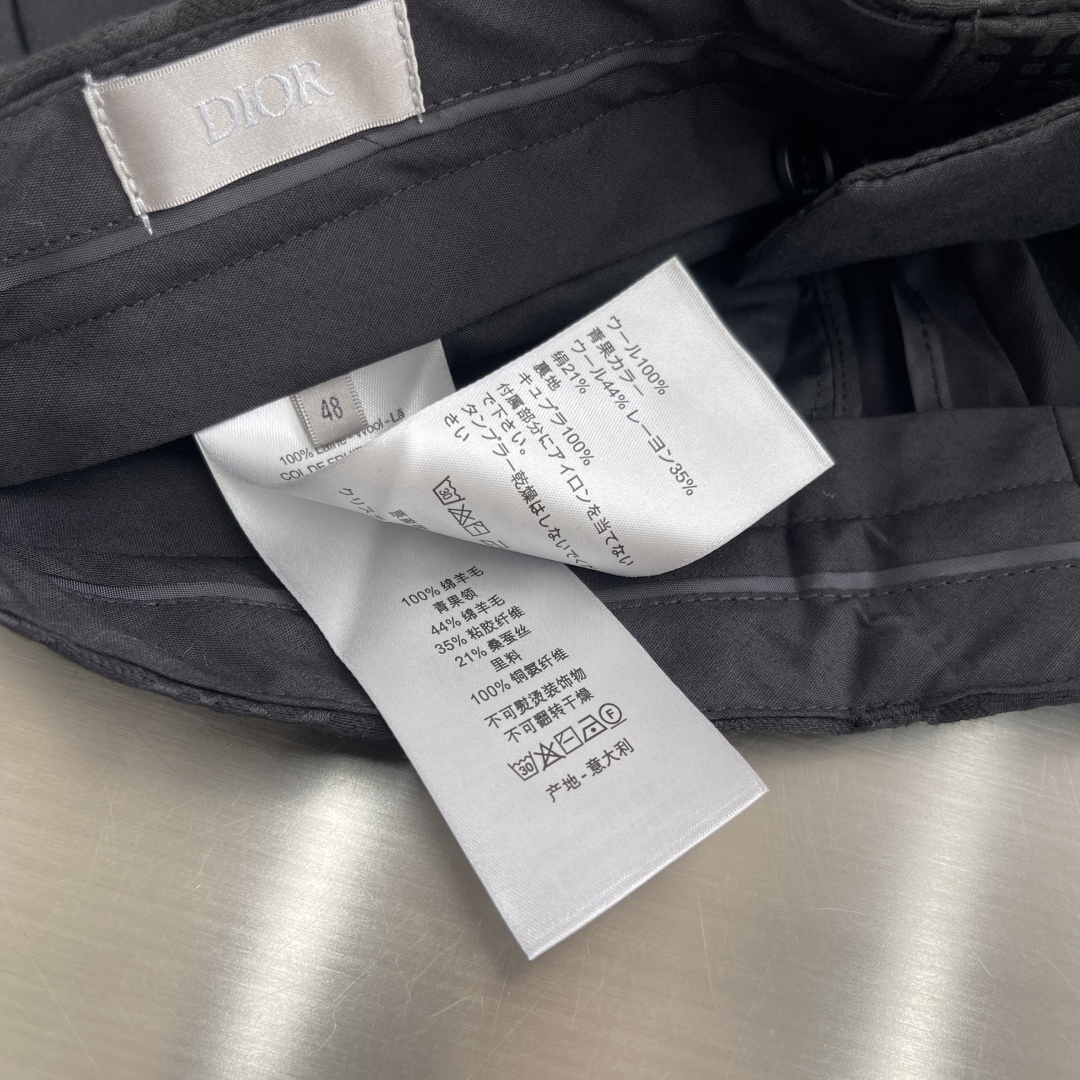长裤320 外套530
-Dio 25SS秋冬新款不对称青果领单西黑色绵羊毛斜纹面料西服套装
这套黑色单西采用绵羊毛斜纹面料精心制作,款式优雅。
不对称设计搭配双层青果领,饰以同色调Oblique 印花提花饰边提升格调。
戗驳领,胸前设有口袋,侧面带有无盖暗袋,更显精致。
裤子:裤腿褶裥增添层次感,别具一格。
对比鲜明的同色调 Oblique 印花腰带增添优雅魅力。正装款式设计,可搭配配套的单西,打造高雅造型,彰显时髦风范。
码数:46 48 50 52 54
裤长 104 105 106 107 108
腰围 80 84 89 94 99
臀围 100 105 110 115 120