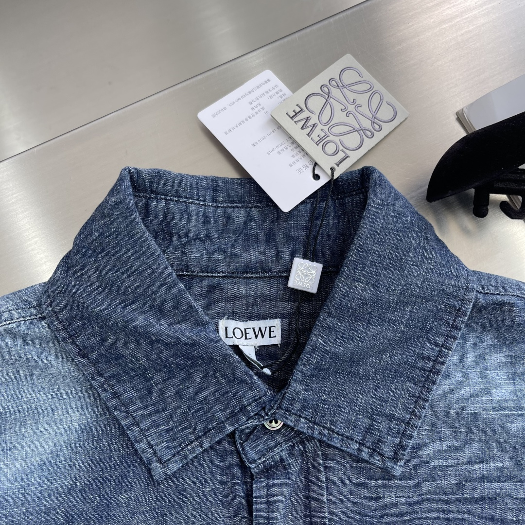 

-LOEW  Anagram 渐变刺绣口袋衬衫
定制优棉青年布贵织 轻盈坚韧 垂感爽滑 舒适贴肤 以