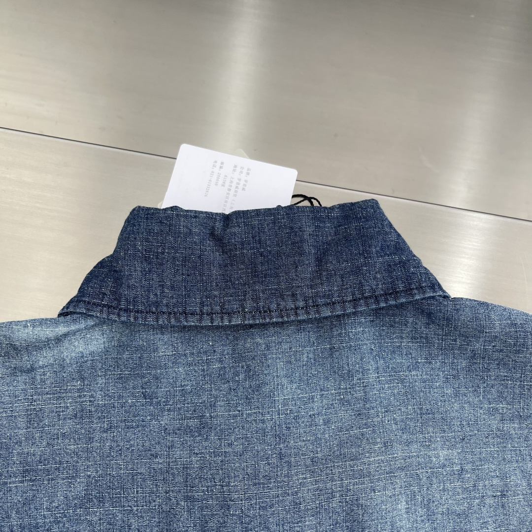 

-LOEW  Anagram 渐变刺绣口袋衬衫
定制优棉青年布贵织 轻盈坚韧 垂感爽滑 舒适贴肤 以