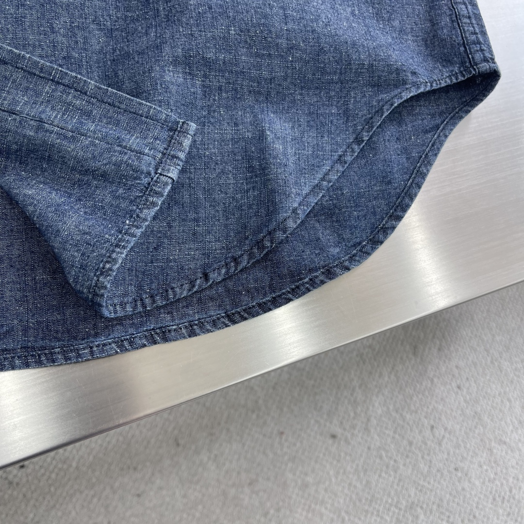 

-LOEW  Anagram 渐变刺绣口袋衬衫
定制优棉青年布贵织 轻盈坚韧 垂感爽滑 舒适贴肤 以