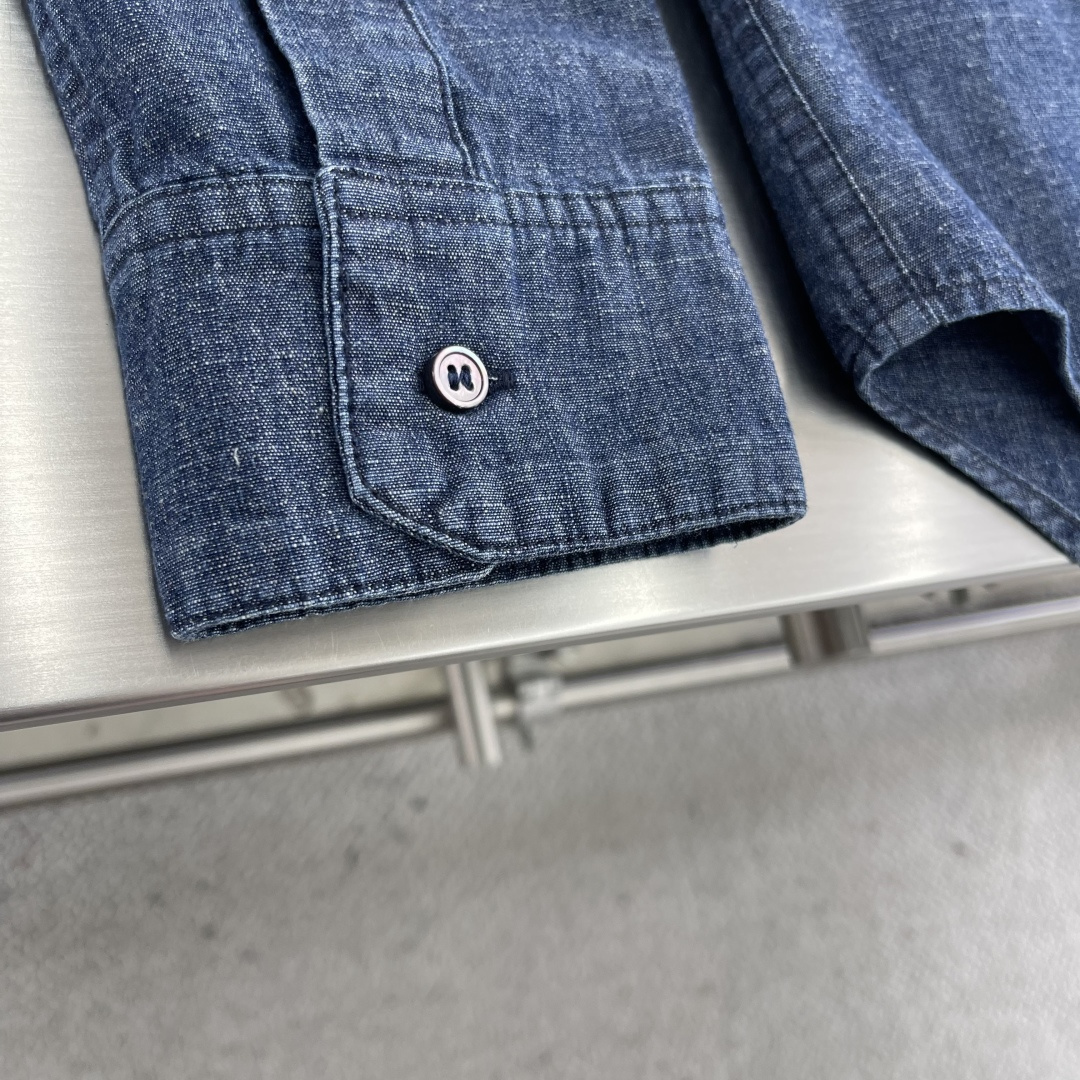 

-LOEW  Anagram 渐变刺绣口袋衬衫
定制优棉青年布贵织 轻盈坚韧 垂感爽滑 舒适贴肤 以