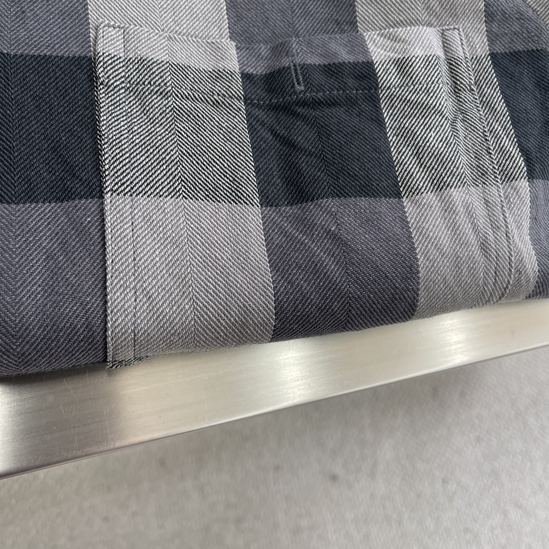 

-Mon x Mercedes-Benz 格纹衬衫
定制典织格彩棉质雅料 纹理清晰  触感细腻 舒适