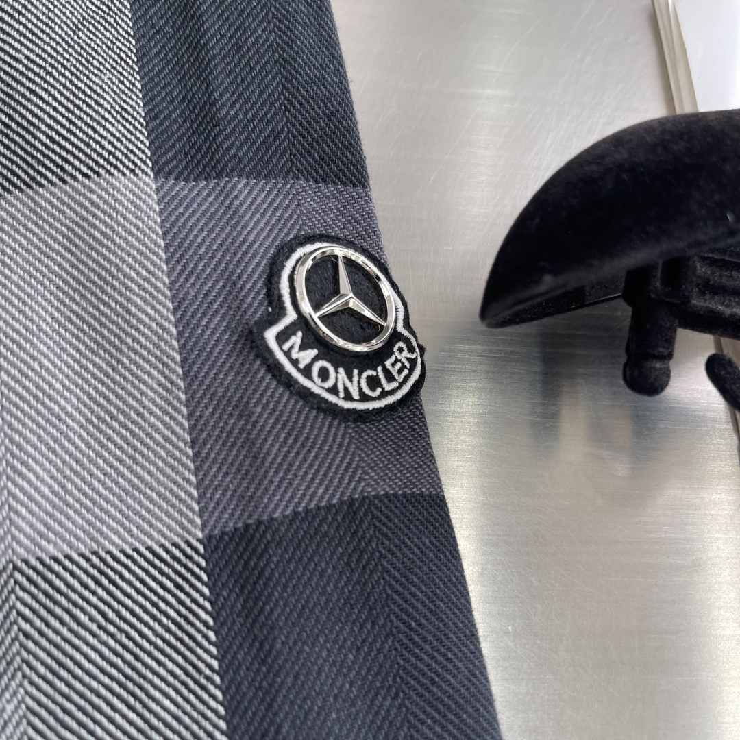 

-Mon x Mercedes-Benz 格纹衬衫
定制典织格彩棉质雅料 纹理清晰  触感细腻 舒适