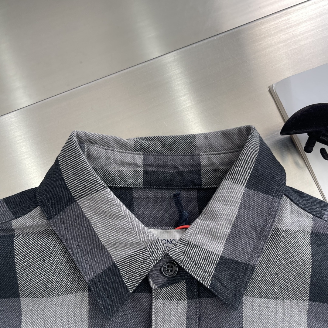 

-Mon x Mercedes-Benz 格纹衬衫
定制典织格彩棉质雅料 纹理清晰  触感细腻 舒适