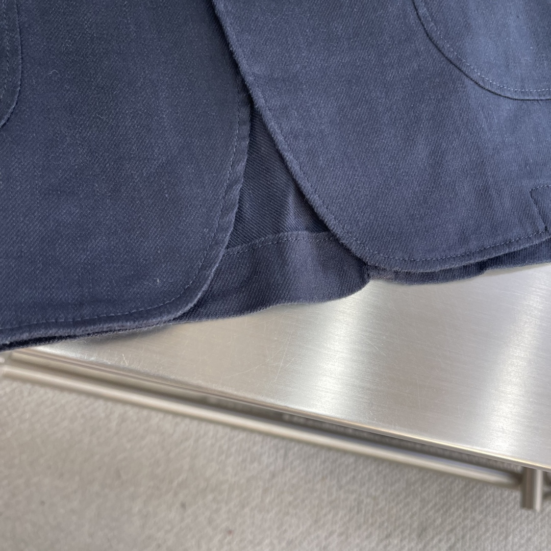 

-Loro Piana   经典平驳领双开叉亚麻单西：演绎永恒优雅与极致舒适
亚麻面料，自然之选。
