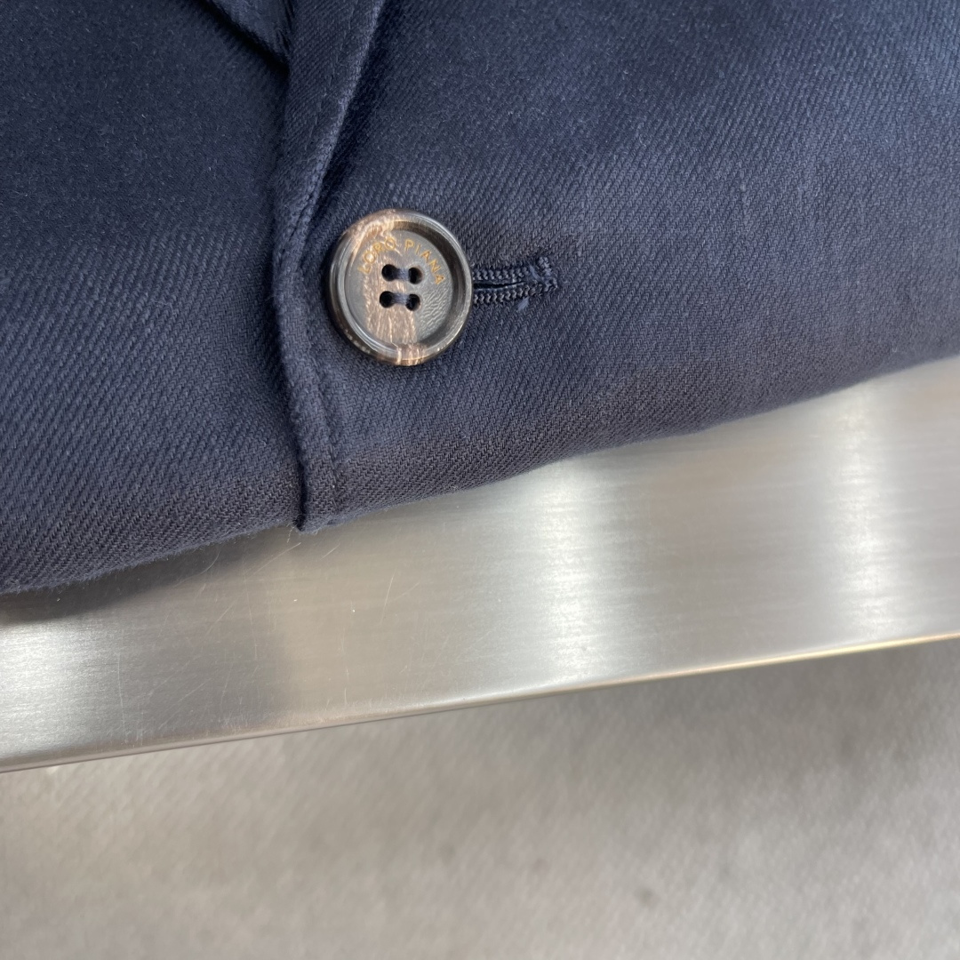 

-Loro Piana   经典平驳领双开叉亚麻单西：演绎永恒优雅与极致舒适
亚麻面料，自然之选。
