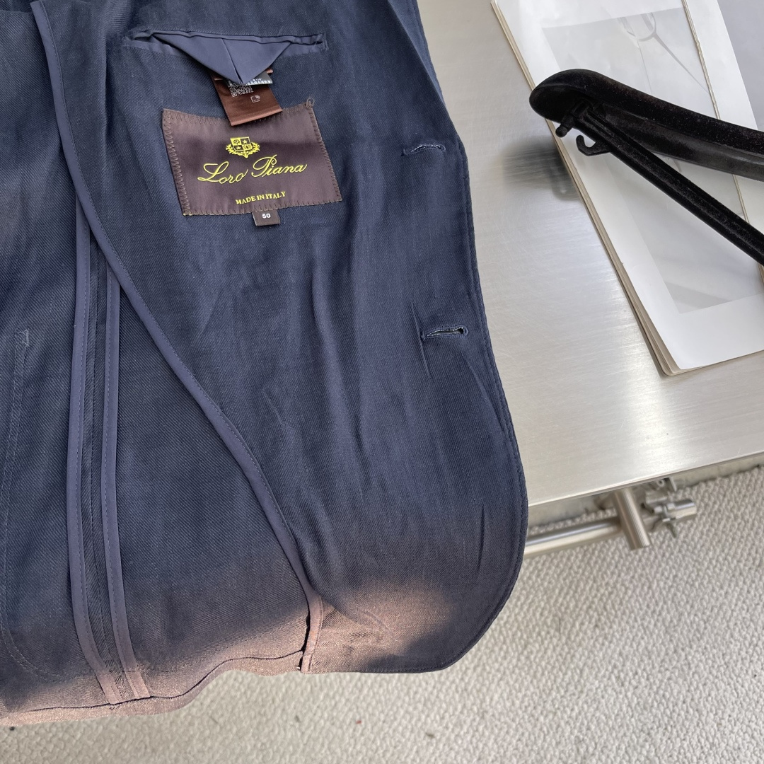 

-Loro Piana   经典平驳领双开叉亚麻单西：演绎永恒优雅与极致舒适
亚麻面料，自然之选。
