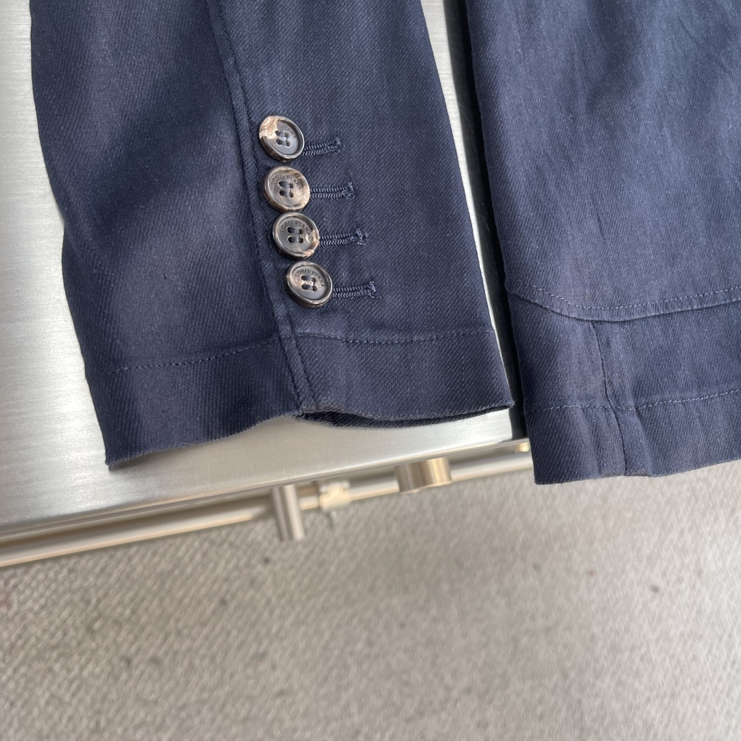 

-Loro Piana   经典平驳领双开叉亚麻单西：演绎永恒优雅与极致舒适
亚麻面料，自然之选。
