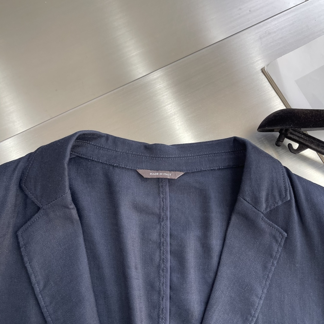 

-Loro Piana   经典平驳领双开叉亚麻单西：演绎永恒优雅与极致舒适
亚麻面料，自然之选。
