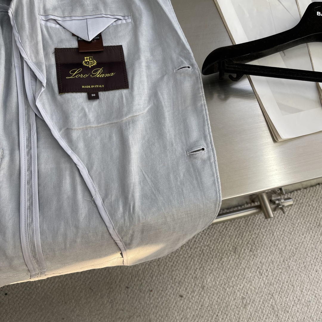 

-Loro Piana   经典平驳领双开叉亚麻单西：演绎永恒优雅与极致舒适
亚麻面料，自然之选。
