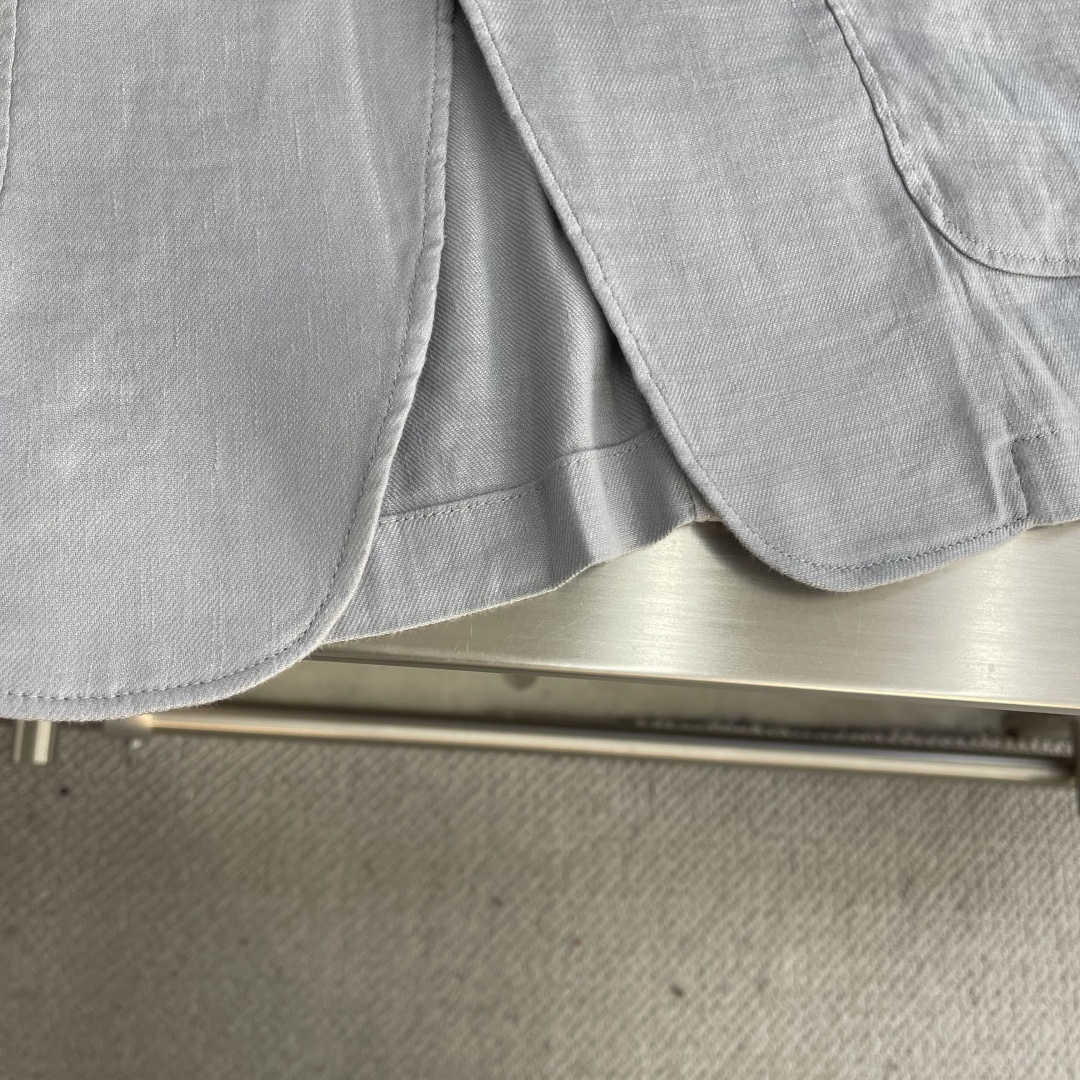 

-Loro Piana   经典平驳领双开叉亚麻单西：演绎永恒优雅与极致舒适
亚麻面料，自然之选。
