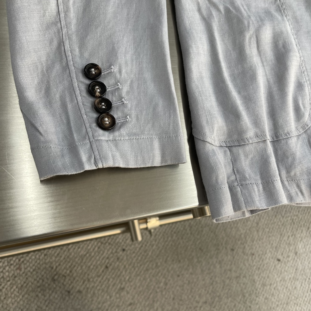 

-Loro Piana   经典平驳领双开叉亚麻单西：演绎永恒优雅与极致舒适
亚麻面料，自然之选。
