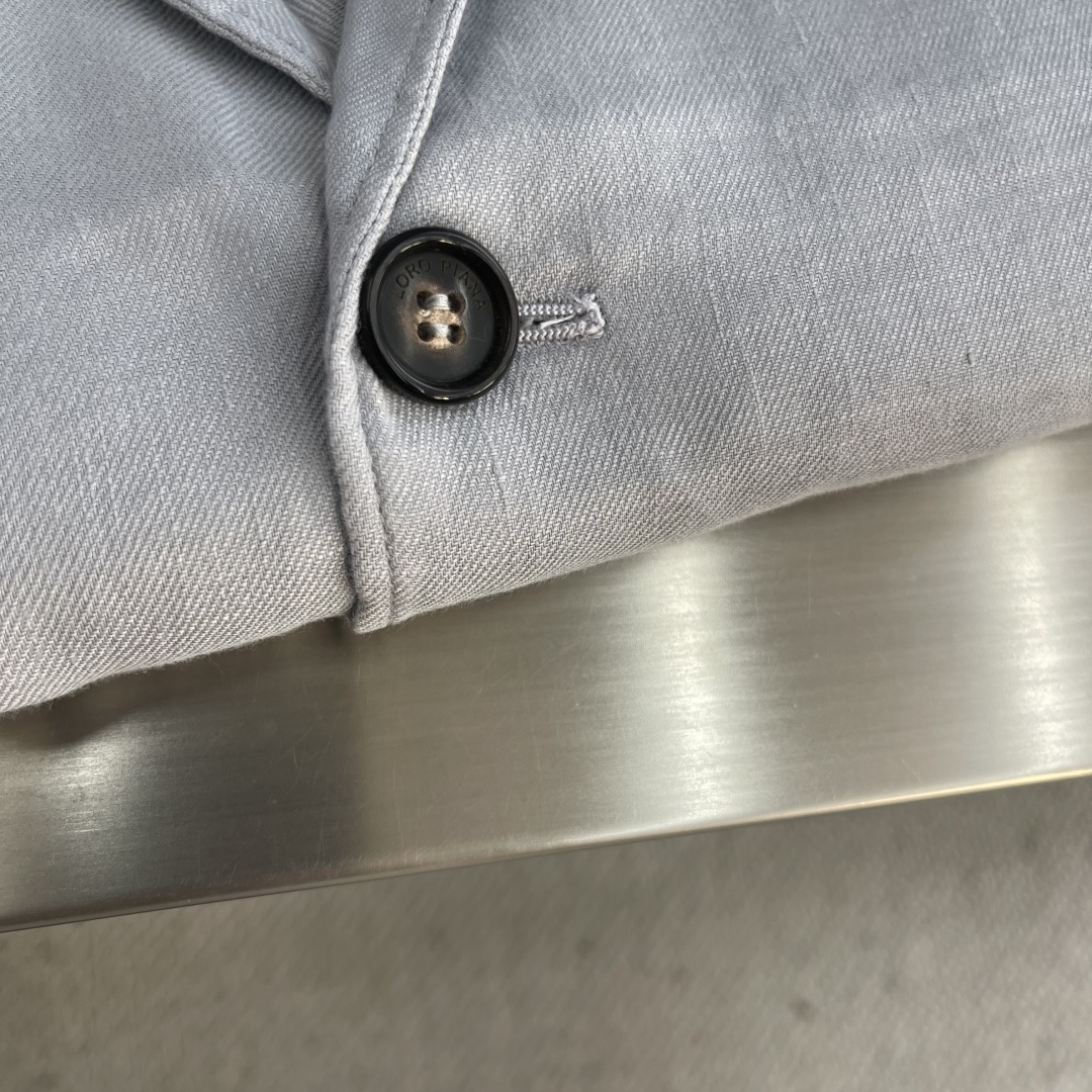 

-Loro Piana   经典平驳领双开叉亚麻单西：演绎永恒优雅与极致舒适
亚麻面料，自然之选。
