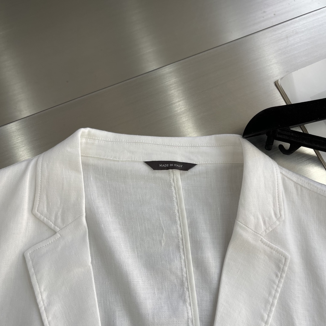 

-Loro Piana   经典平驳领双开叉亚麻单西：演绎永恒优雅与极致舒适
亚麻面料，自然之选。
