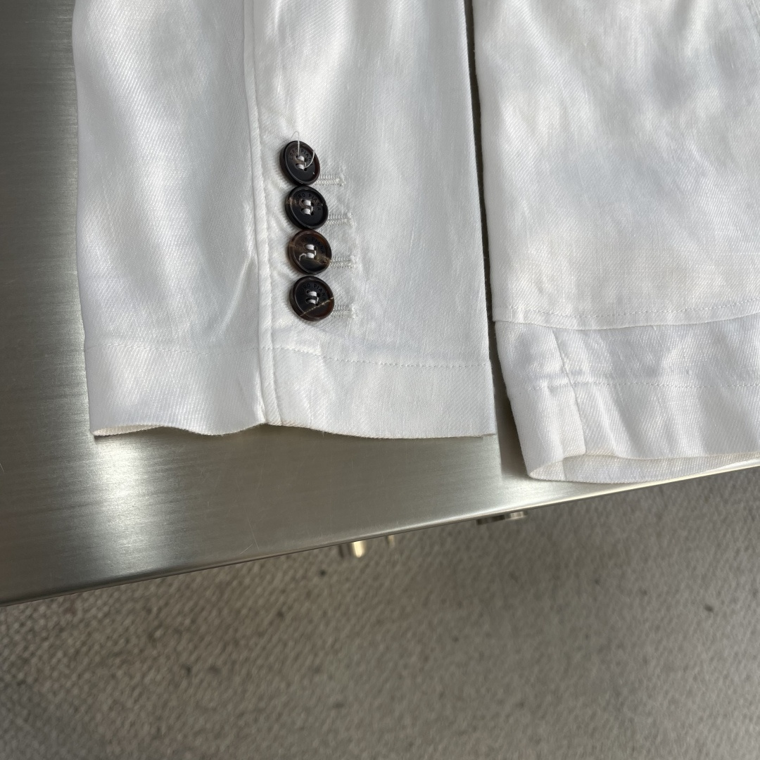 

-Loro Piana   经典平驳领双开叉亚麻单西：演绎永恒优雅与极致舒适
亚麻面料，自然之选。
