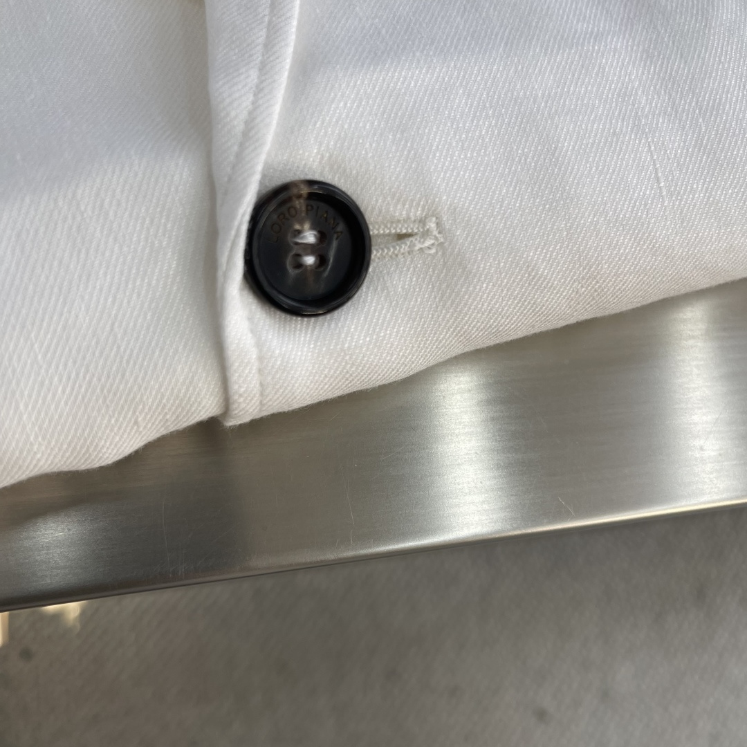 

-Loro Piana   经典平驳领双开叉亚麻单西：演绎永恒优雅与极致舒适
亚麻面料，自然之选。
