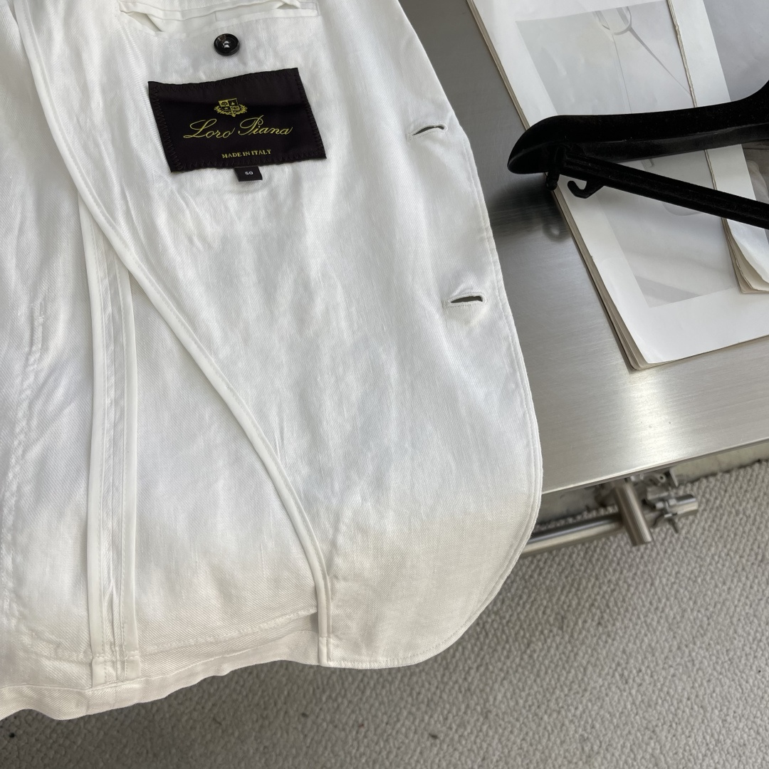 

-Loro Piana   经典平驳领双开叉亚麻单西：演绎永恒优雅与极致舒适
亚麻面料，自然之选。
