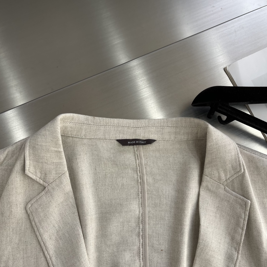 

-Loro Piana   经典平驳领双开叉亚麻单西：演绎永恒优雅与极致舒适
亚麻面料，自然之选。
