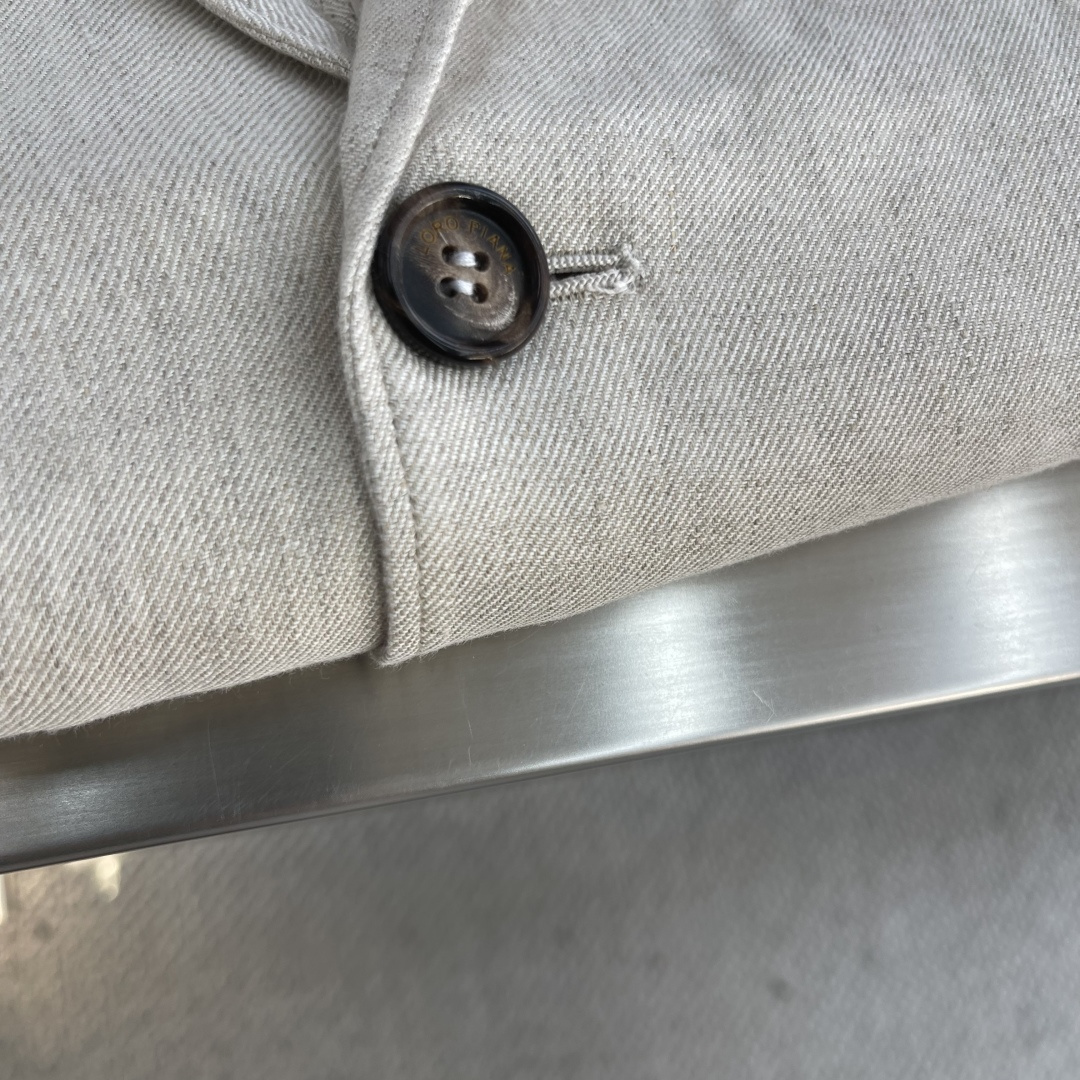 

-Loro Piana   经典平驳领双开叉亚麻单西：演绎永恒优雅与极致舒适
亚麻面料，自然之选。
