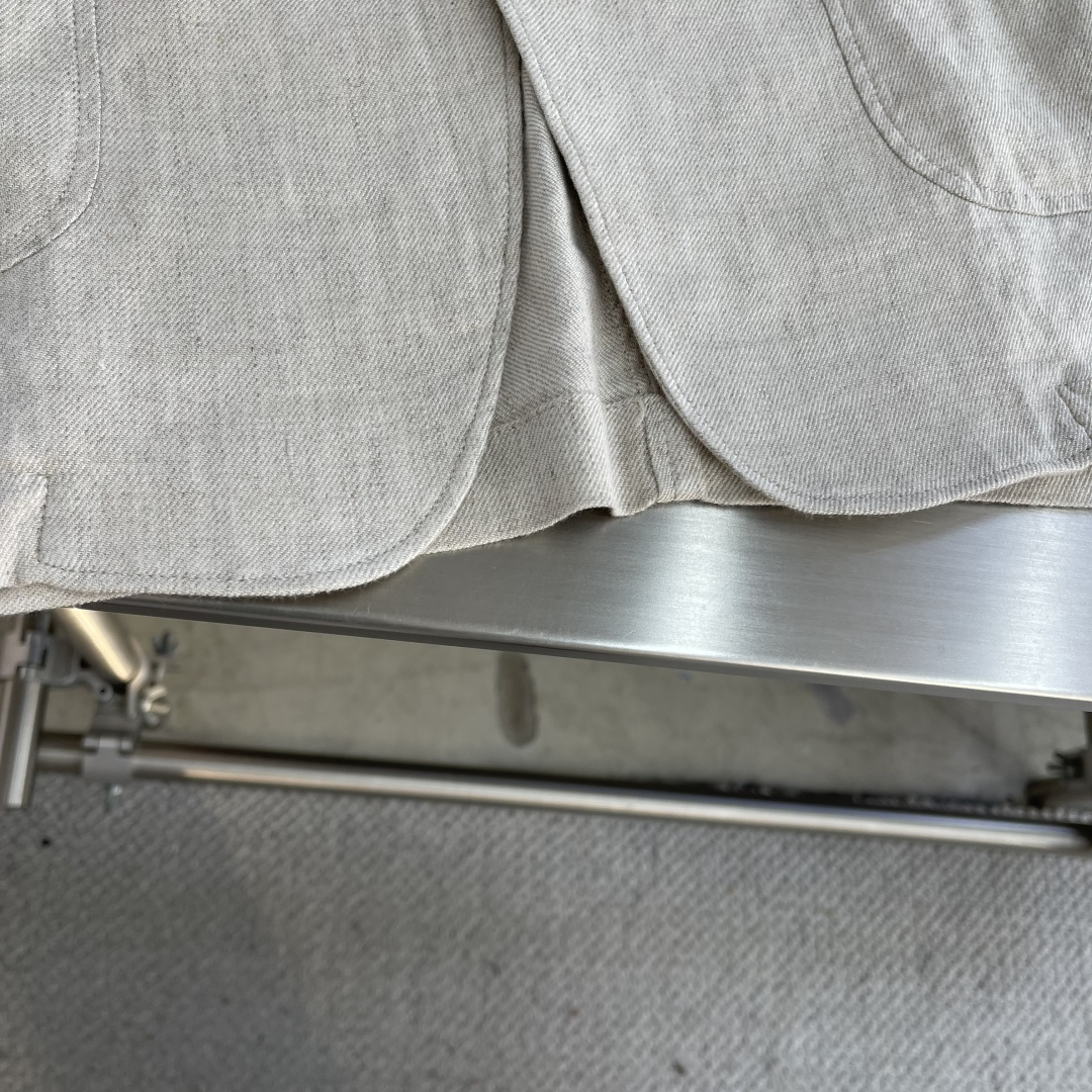 

-Loro Piana   经典平驳领双开叉亚麻单西：演绎永恒优雅与极致舒适
亚麻面料，自然之选。
