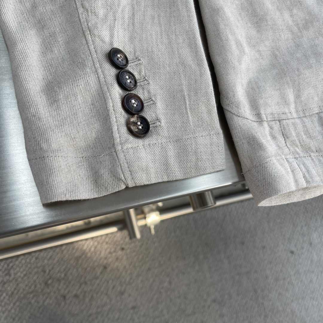 

-Loro Piana   经典平驳领双开叉亚麻单西：演绎永恒优雅与极致舒适
亚麻面料，自然之选。
