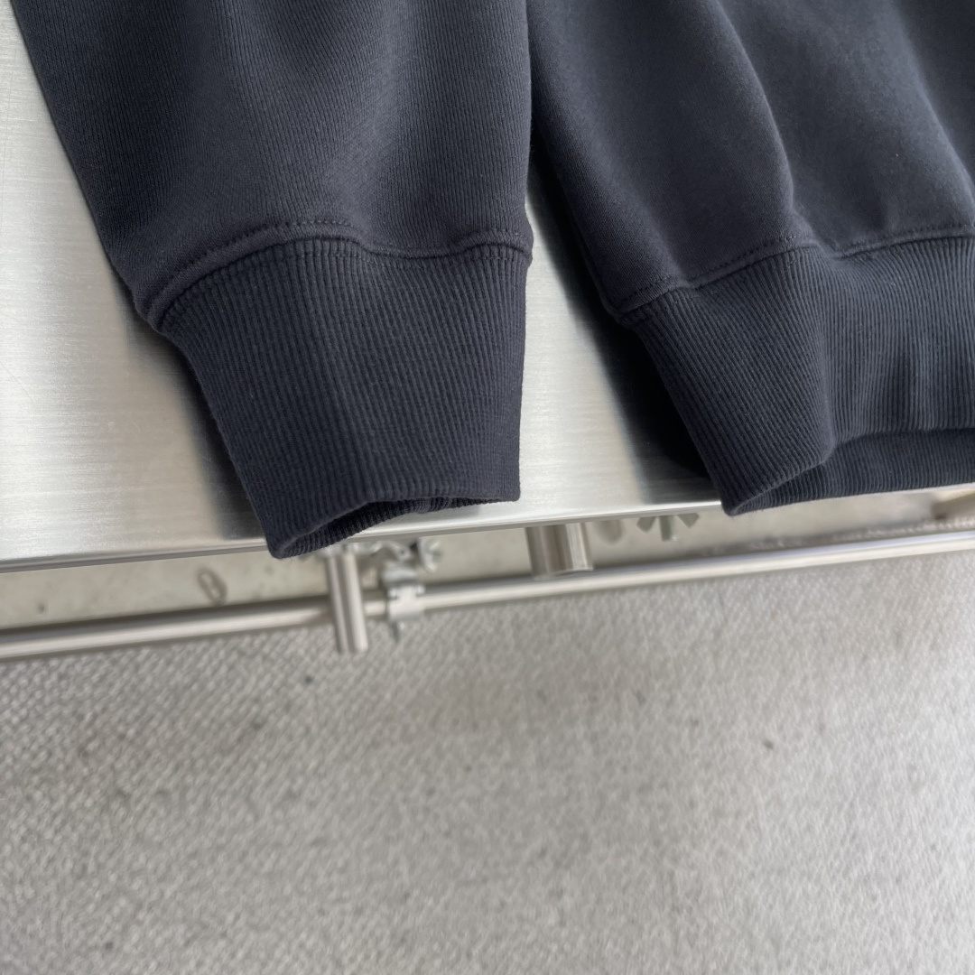 

-法国新锐设计师品牌Jacquemus，被称作是“法系新浪潮设计的代表”，出其不意的视角展现法式美学