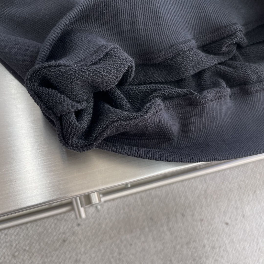 

-法国新锐设计师品牌Jacquemus，被称作是“法系新浪潮设计的代表”，出其不意的视角展现法式美学