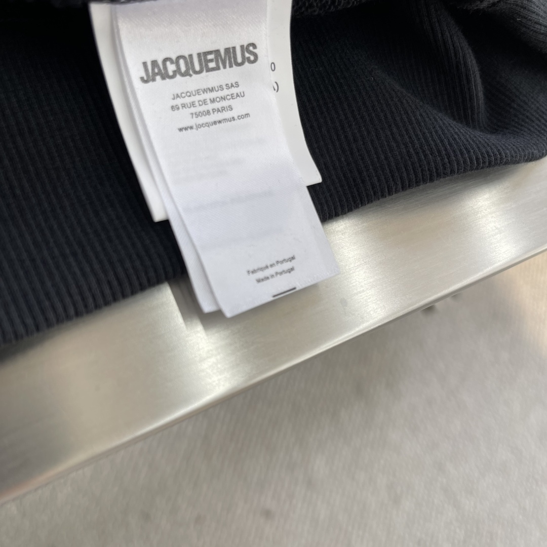 

-法国新锐设计师品牌Jacquemus，被称作是“法系新浪潮设计的代表”，出其不意的视角展现法式美学