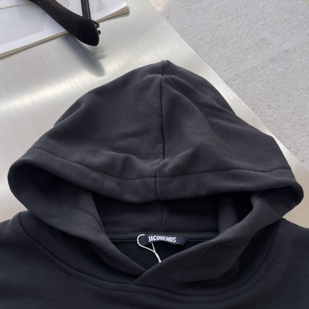 

-法国新锐设计师品牌Jacquemus，被称作是“法系新浪潮设计的代表”，出其不意的视角展现法式美学