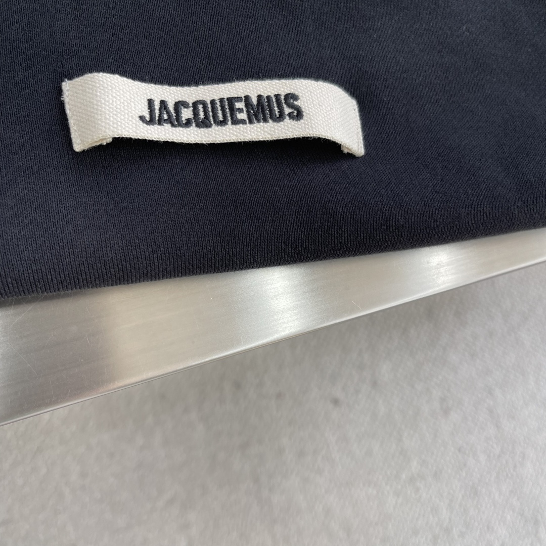 

-法国新锐设计师品牌Jacquemus，被称作是“法系新浪潮设计的代表”，出其不意的视角展现法式美学