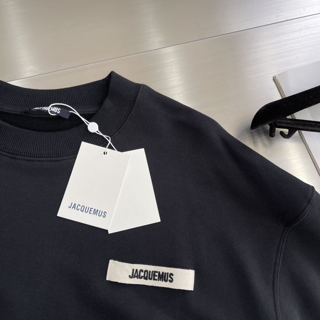 

-法国新锐设计师品牌Jacquemus，被称作是“法系新浪潮设计的代表”，出其不意的视角展现法式美学