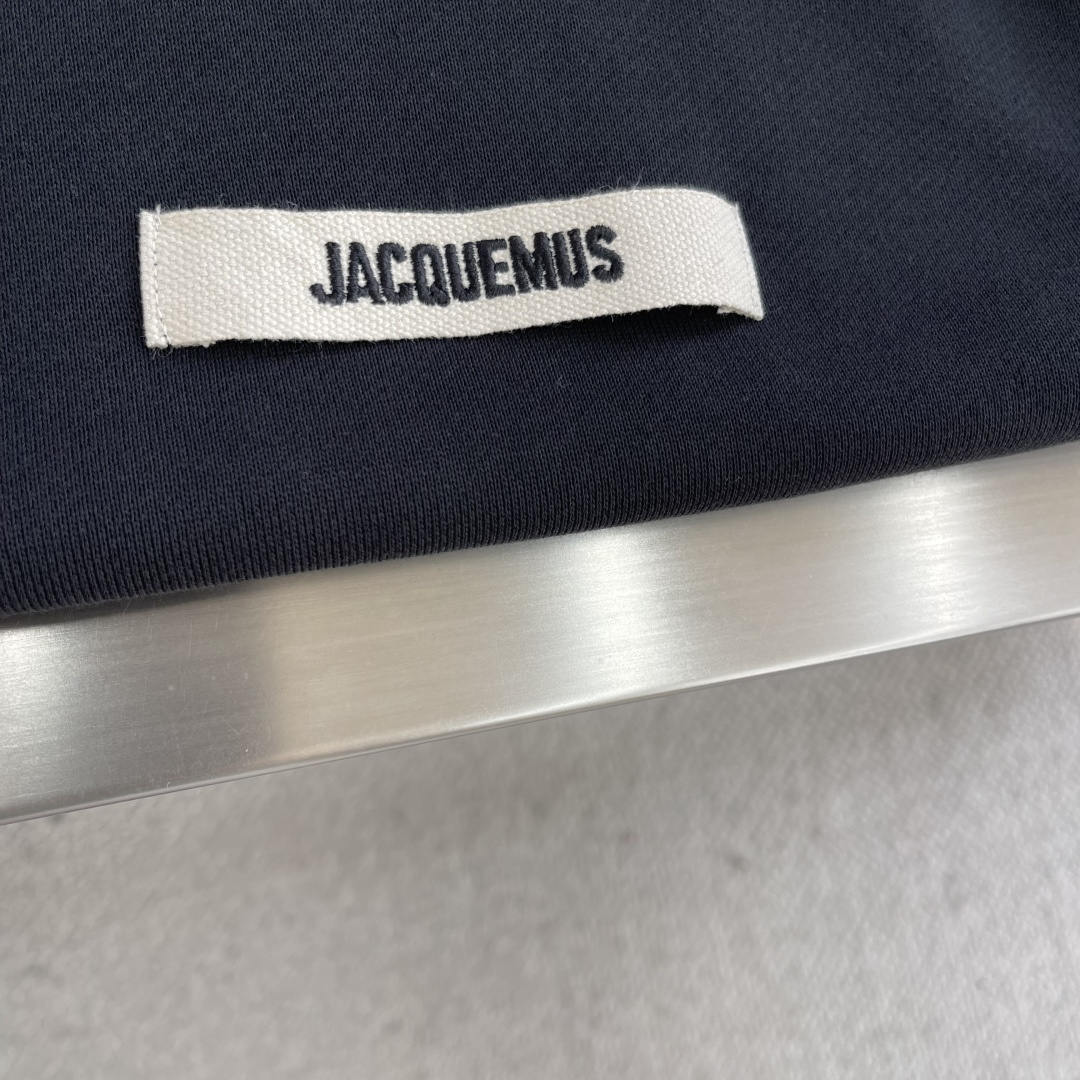

-法国新锐设计师品牌Jacquemus，被称作是“法系新浪潮设计的代表”，出其不意的视角展现法式美学